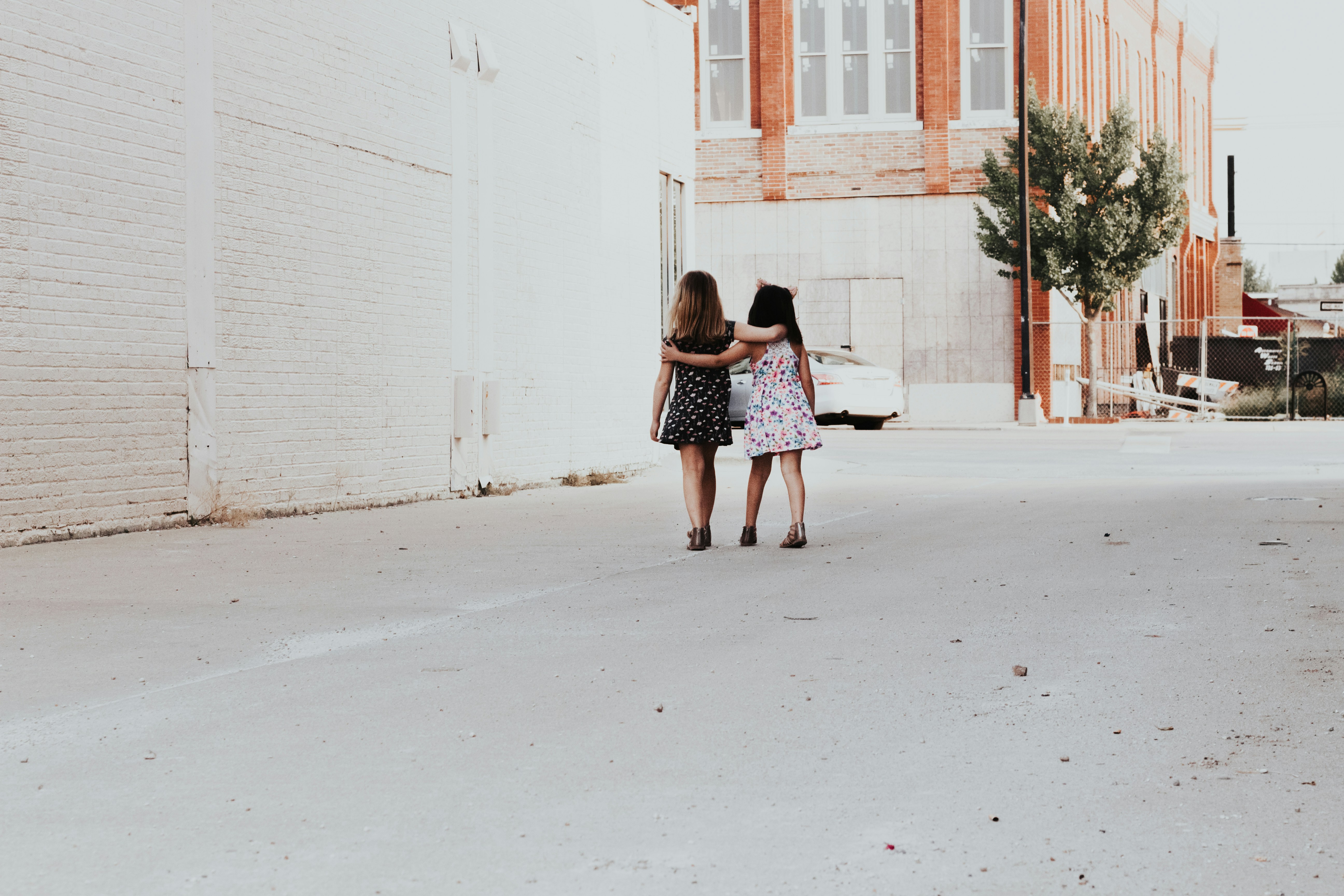 The Unique Blend of Knitwear and Woven Fabrics in Kids’ Dresses: Style and Comfort Combined